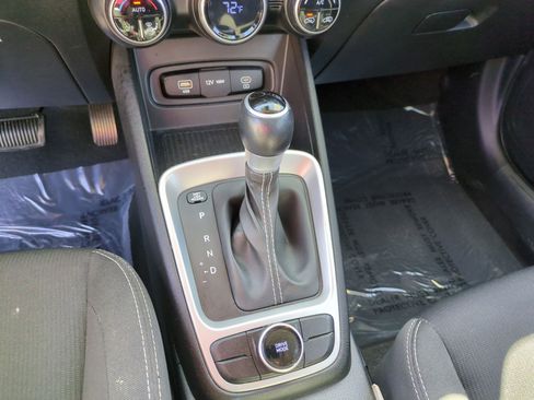 Used 2023 Hyundai Venue SEL image 25