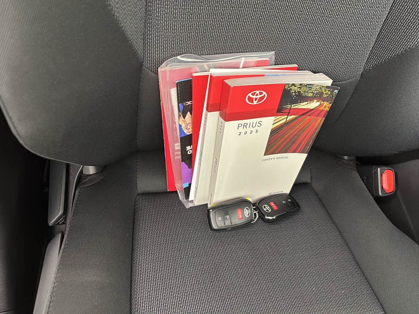 Used 2025 Toyota Prius LE FWD image 24
