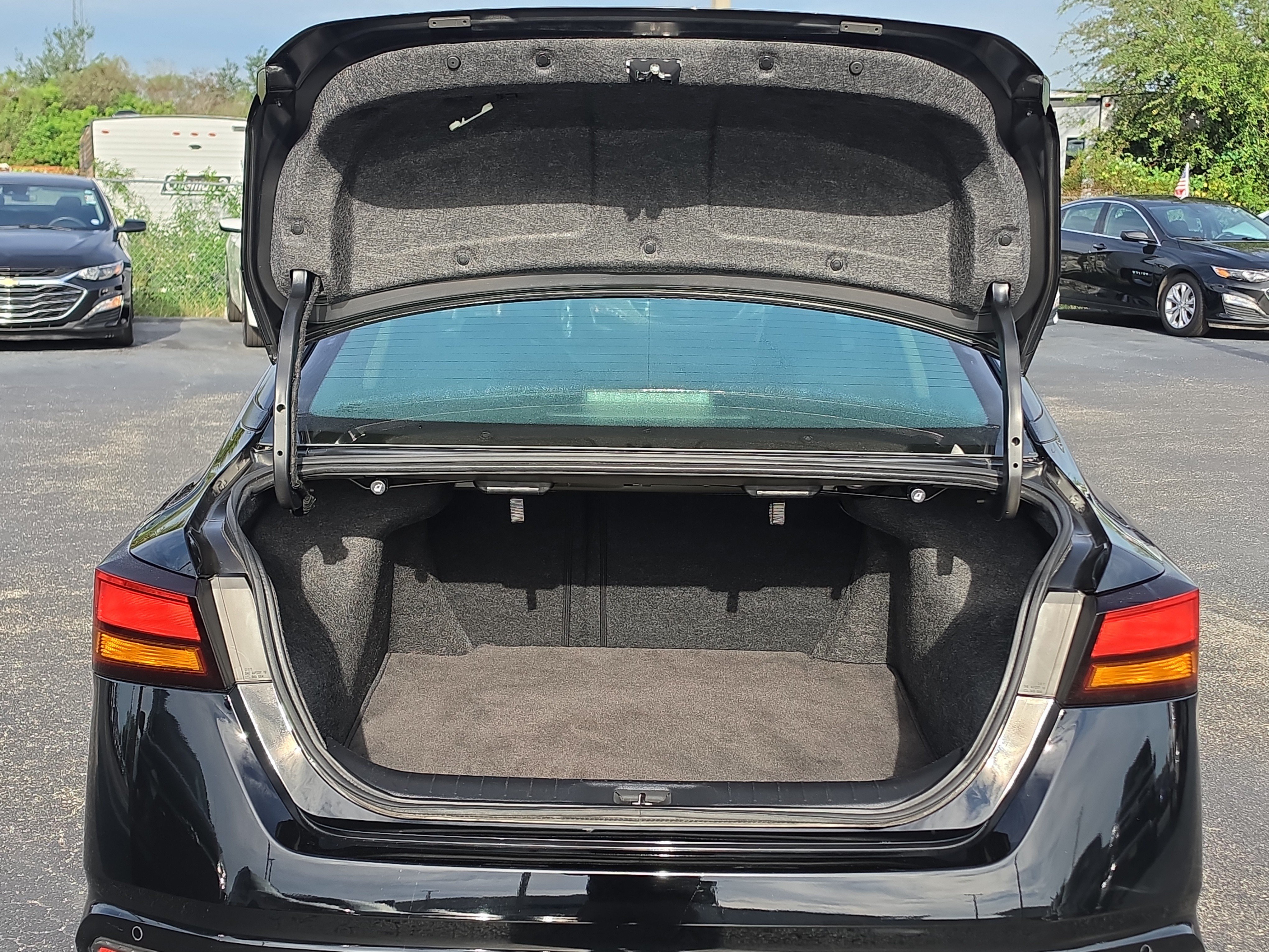 Used 2025 Nissan Altima 2.5 SV FWD image 6
