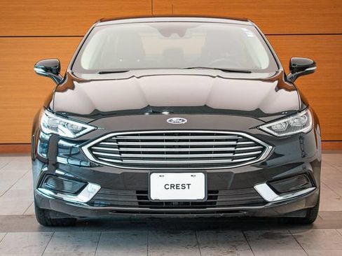 Used 2018 Ford Fusion SE w/ Fusion SE Technology Package FWD image 2