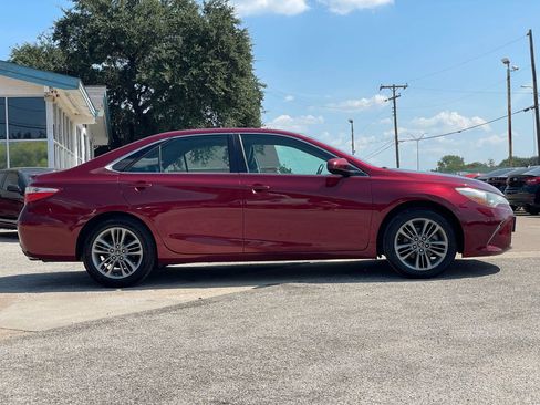 Used 2017 Toyota Camry SE image 2
