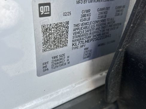 Used 2025 Chevrolet Trax LT w/ LT Convenience Package FWD image 3
