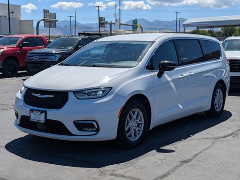 Used 2024 Chrysler Pacifica Touring-L FWD image 10