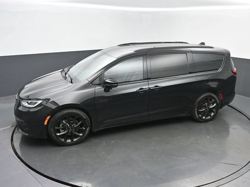 Used 2023 Chrysler Pacifica Limited w/ S Appearance Package FWD image 42