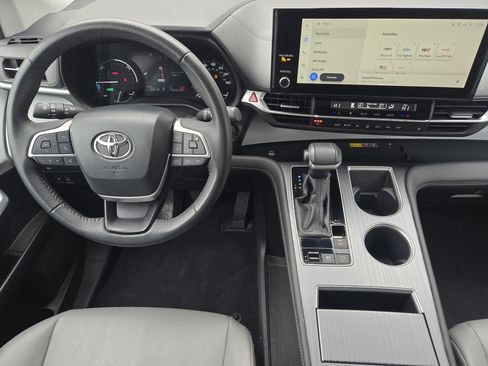 Used 2025 Toyota Sienna XLE image 30