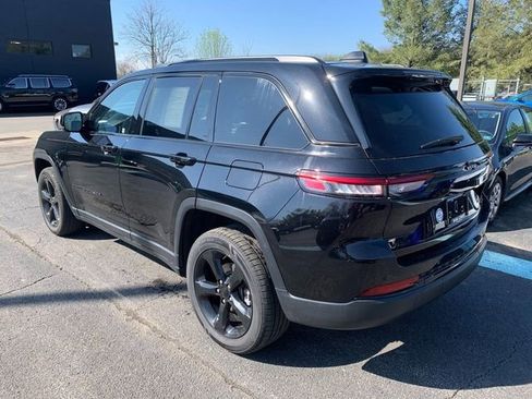 Used 2023 Jeep Grand Cherokee Limited w/ Black Appearance Package AWD/4WD image 3