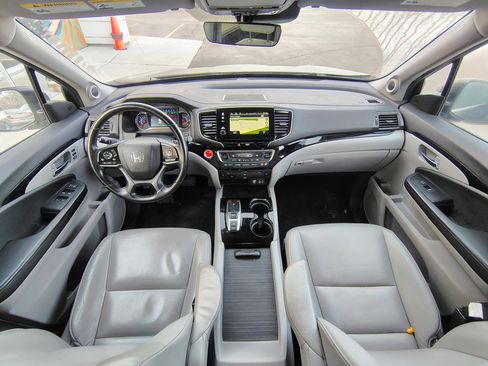 Used 2019 Honda Pilot Touring image 2