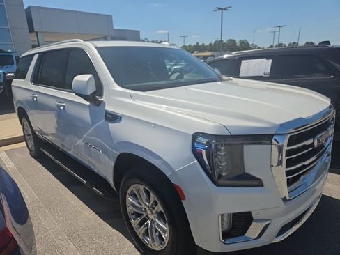 Used 2023 GMC Yukon XL SLT w/ SLT Premium Package image 3