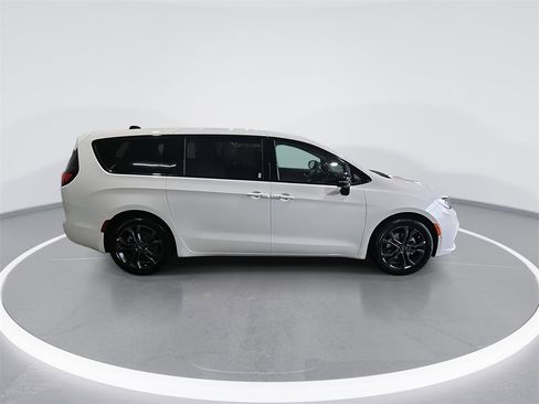 New 2026 Chrysler Pacifica Select image 9