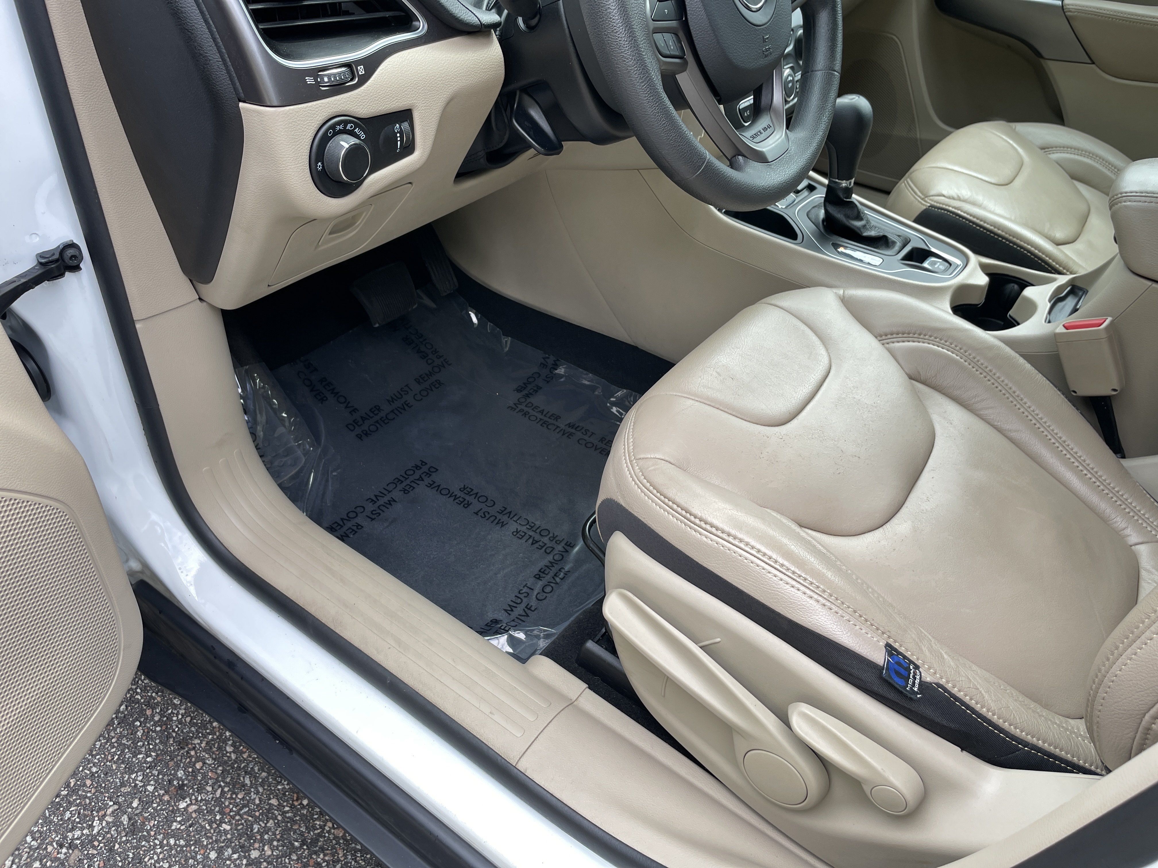 Used 2021 Jeep Cherokee Latitude FWD image 16