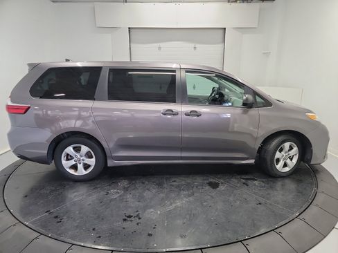 Used 2020 Toyota Sienna L image 11