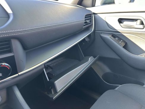 Used 2025 Nissan Rogue S image 18