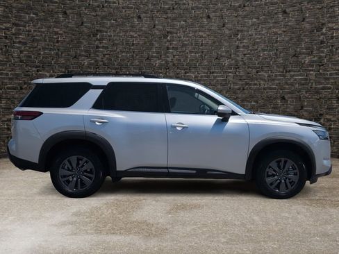 Used 2023 Nissan Pathfinder SV FWD image 3