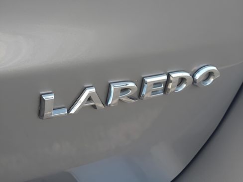 Used 2018 Jeep Grand Cherokee Laredo image 32