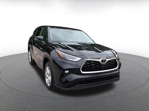 Used 2025 Toyota Highlander LE FWD image 3