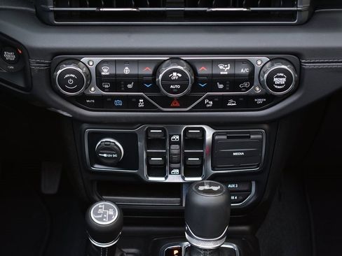 Used 2024 Jeep Wrangler High Altitude image 37