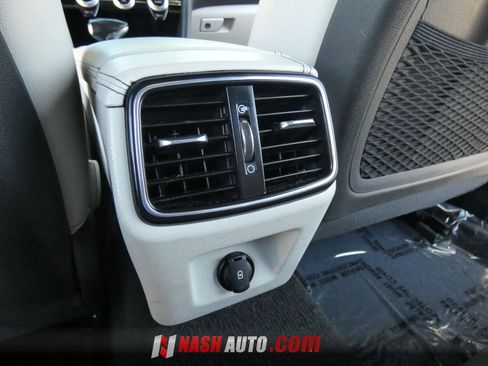 Used 2022 Genesis G70 2.0T RWD image 44