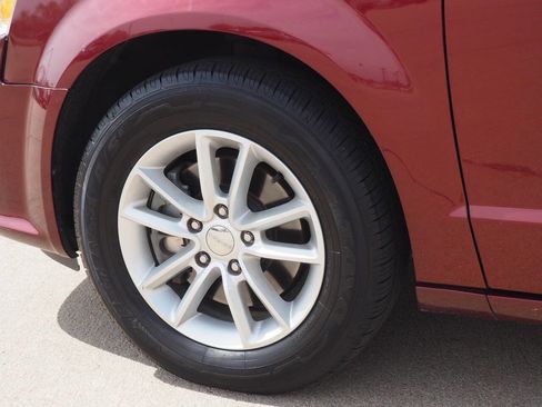 Used 2020 Dodge Grand Caravan SXT image 4