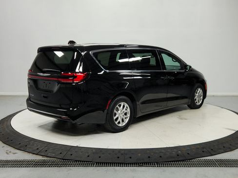 Used 2025 Chrysler Pacifica Select FWD image 9