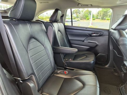 Used 2023 Toyota Highlander XLE FWD image 19