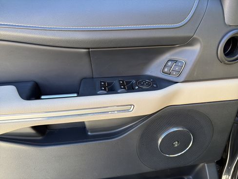 Used 2022 Ford Expedition Limited image 13