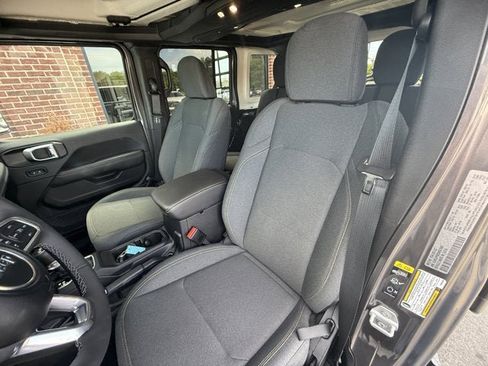 Used 2025 Jeep Wrangler Sahara AWD/4WD image 19