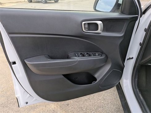 Used 2024 Hyundai Venue SEL image 11