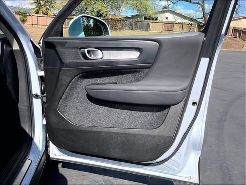 Used 2025 Volvo XC40 B5 Plus image 26