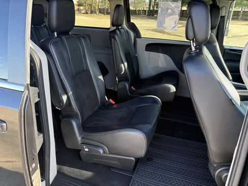 Used 2019 Dodge Grand Caravan SXT image 13