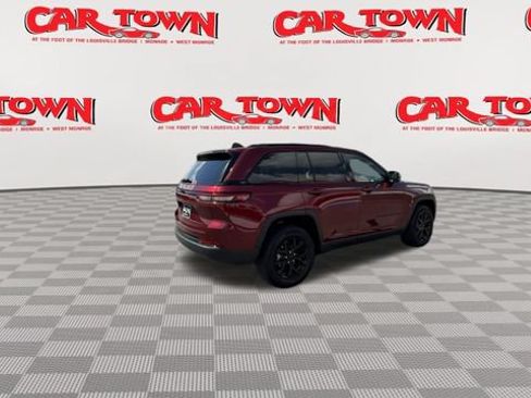 Used 2024 Jeep Grand Cherokee Altitude AWD/4WD image 8