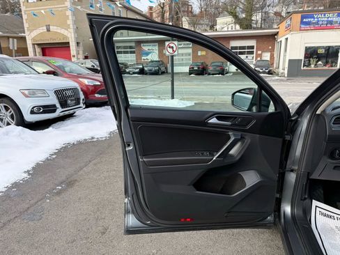 Used 2018 Volkswagen Tiguan SE w/ Panoramic Sunroof Package image 16