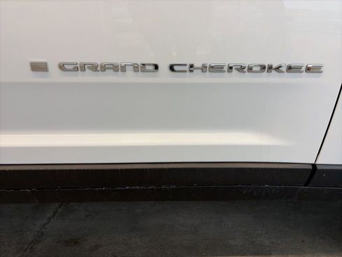 Used 2023 Jeep Grand Cherokee Laredo image 8