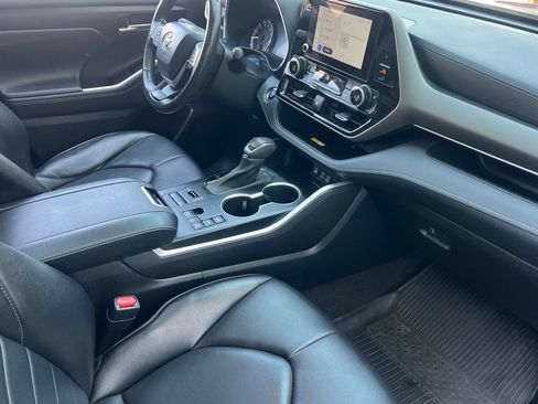 Used 2023 Toyota Highlander XLE AWD/4WD image 14