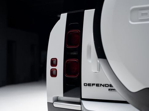 Used 2023 Land Rover Defender 130 SE image 30