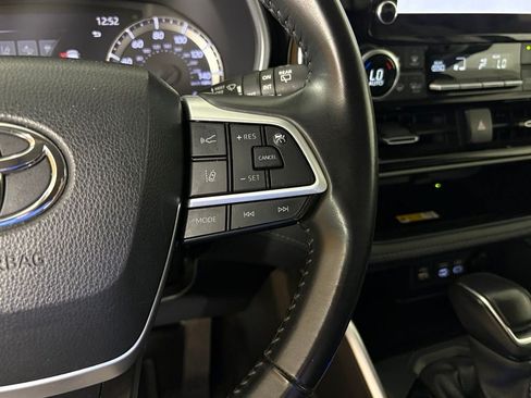 Used 2024 Toyota Highlander XLE FWD image 22