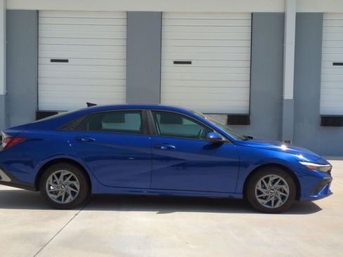 Used 2024 Hyundai Elantra SEL FWD image 4