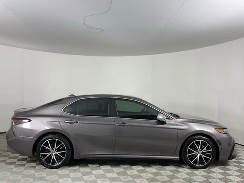 Used 2022 Toyota Camry SE FWD image 4