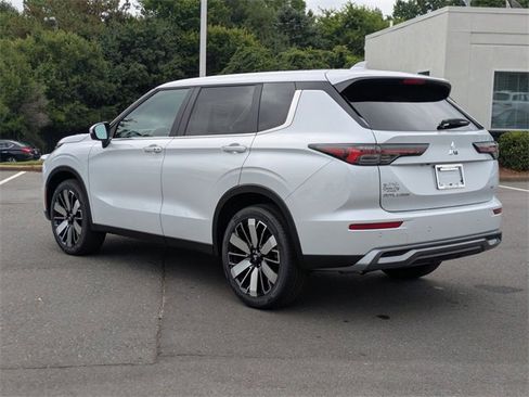 New 2025 Mitsubishi Outlander SE image 5