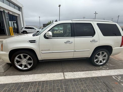 Used 2012 Cadillac Escalade Luxury AWD/4WD image 1