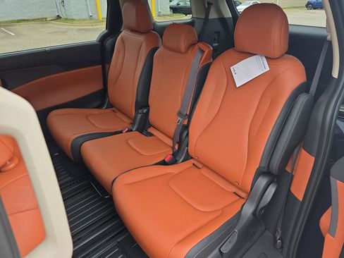 New 2026 Kia Carnival EX image 15