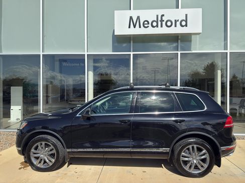 Used 2016 Volkswagen Touareg TDI image 8