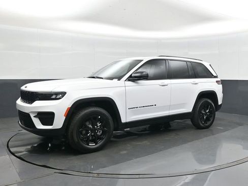 New 2025 Jeep Grand Cherokee Altitude AWD/4WD image 3