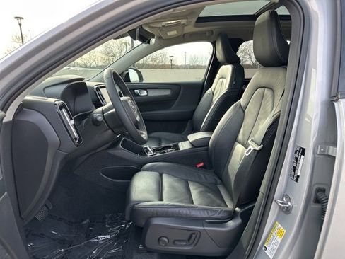 Certified 2023 Volvo XC40 B5 Plus w/ Climate Package image 17