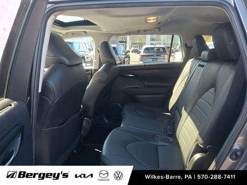 Used 2020 Toyota Highlander XLE image 12