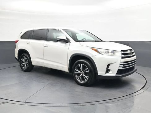 Used 2018 Toyota Highlander LE FWD image 2