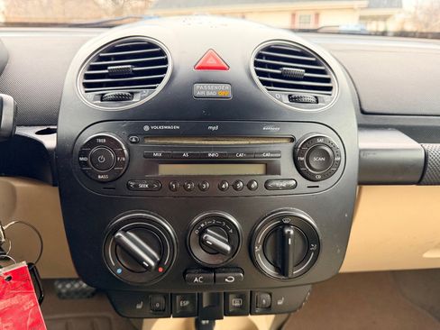 Used 2009 Volkswagen Beetle Convertible image 12