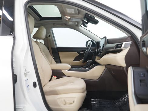 Used 2021 Toyota Highlander XLE image 11