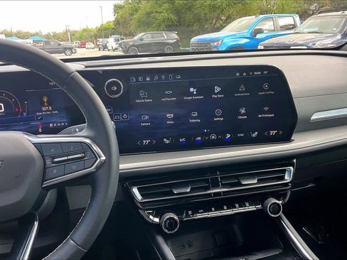 Used 2025 Chevrolet Traverse LT image 7