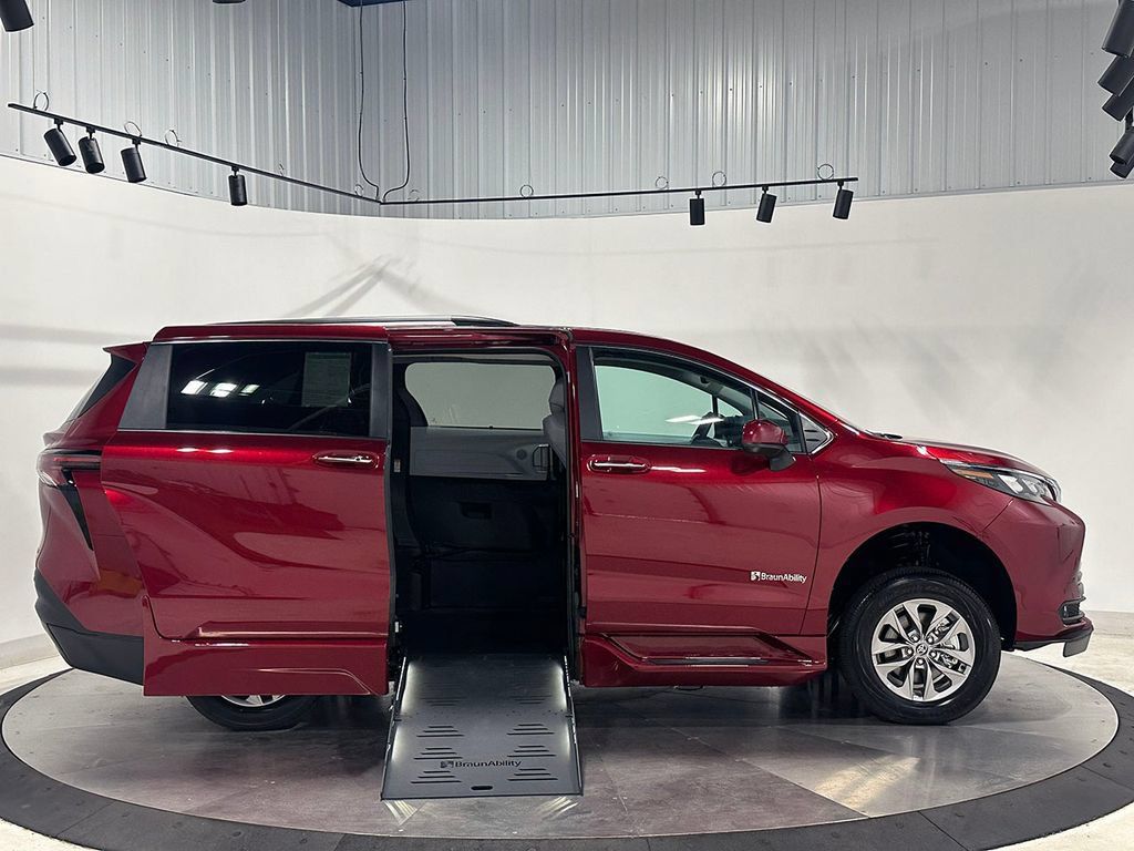 Used 2026 Toyota Sienna XLE FWD image 25