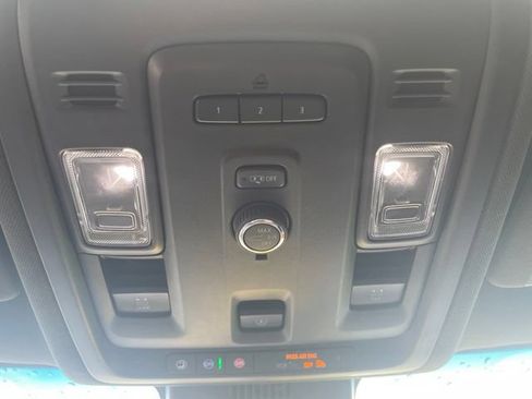 Used 2023 GMC Yukon SLT AWD/4WD image 16